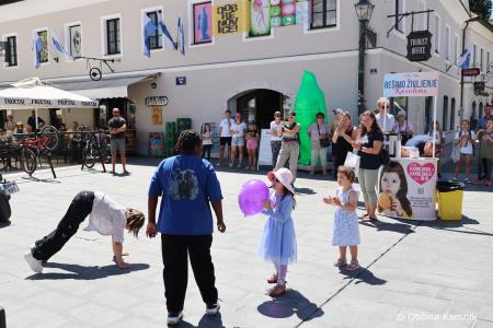 Kamnik obiskala bolna Karolina z družino  (10)